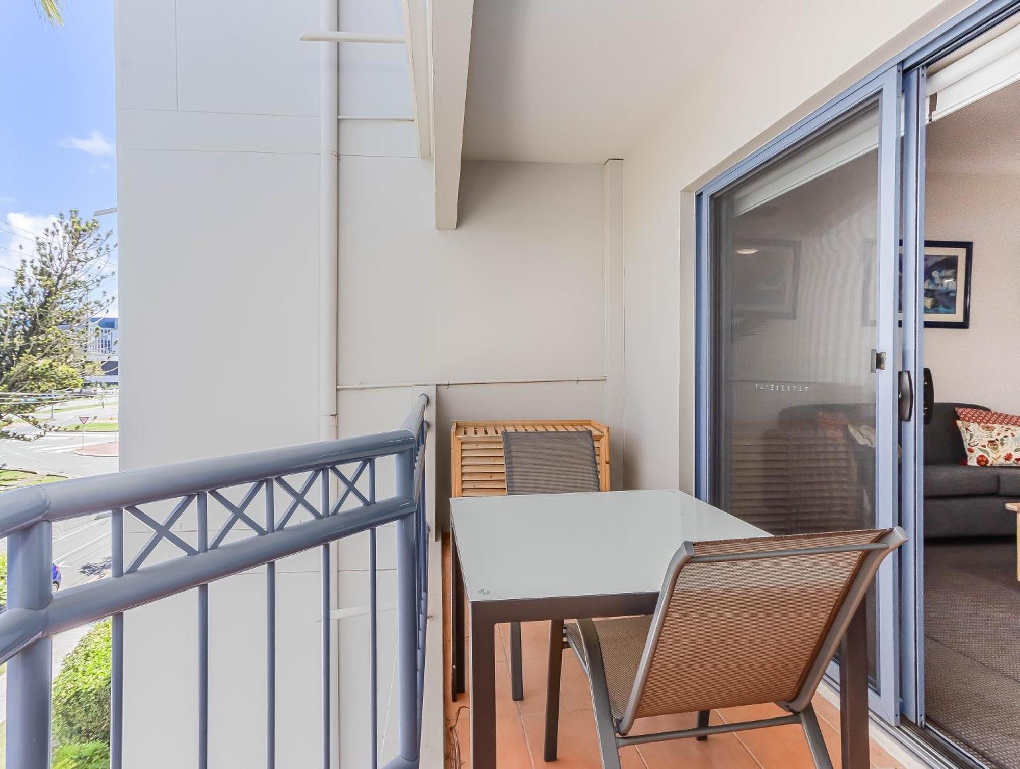 Bella Mare Coolangatta Beachside Apartments Голд-Кост Номер фото